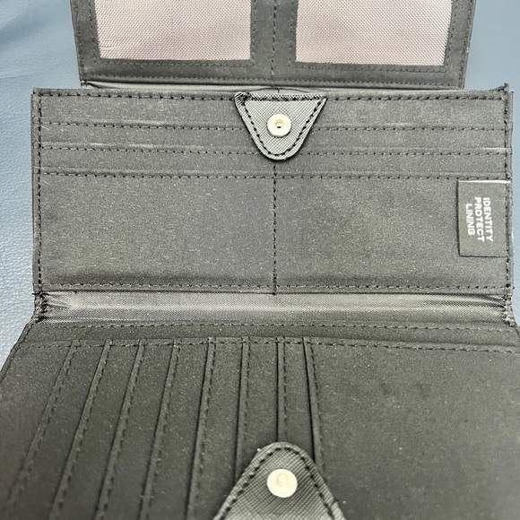 TAHARI Red Faux Leather RFID Wallet (8x4) - Picture 4 of 6